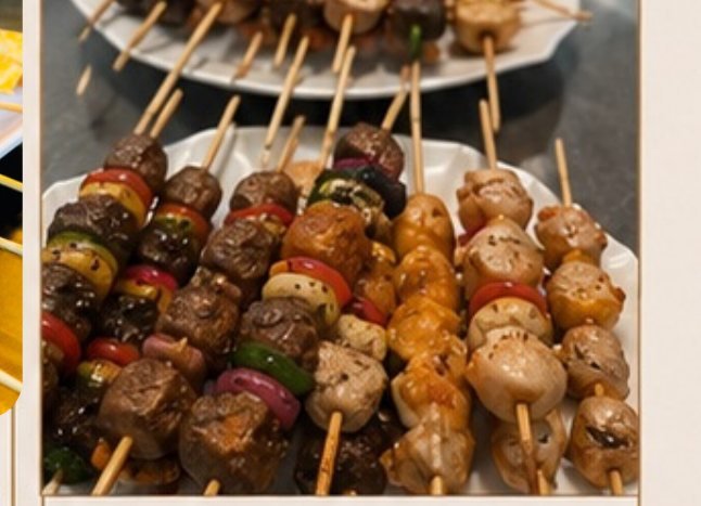 Espetinhos variados de carne, frango e legumes servidos na FesThay