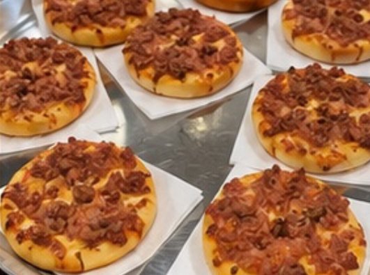 Bandeja de mini pizzas preparadas na hora na FesThay