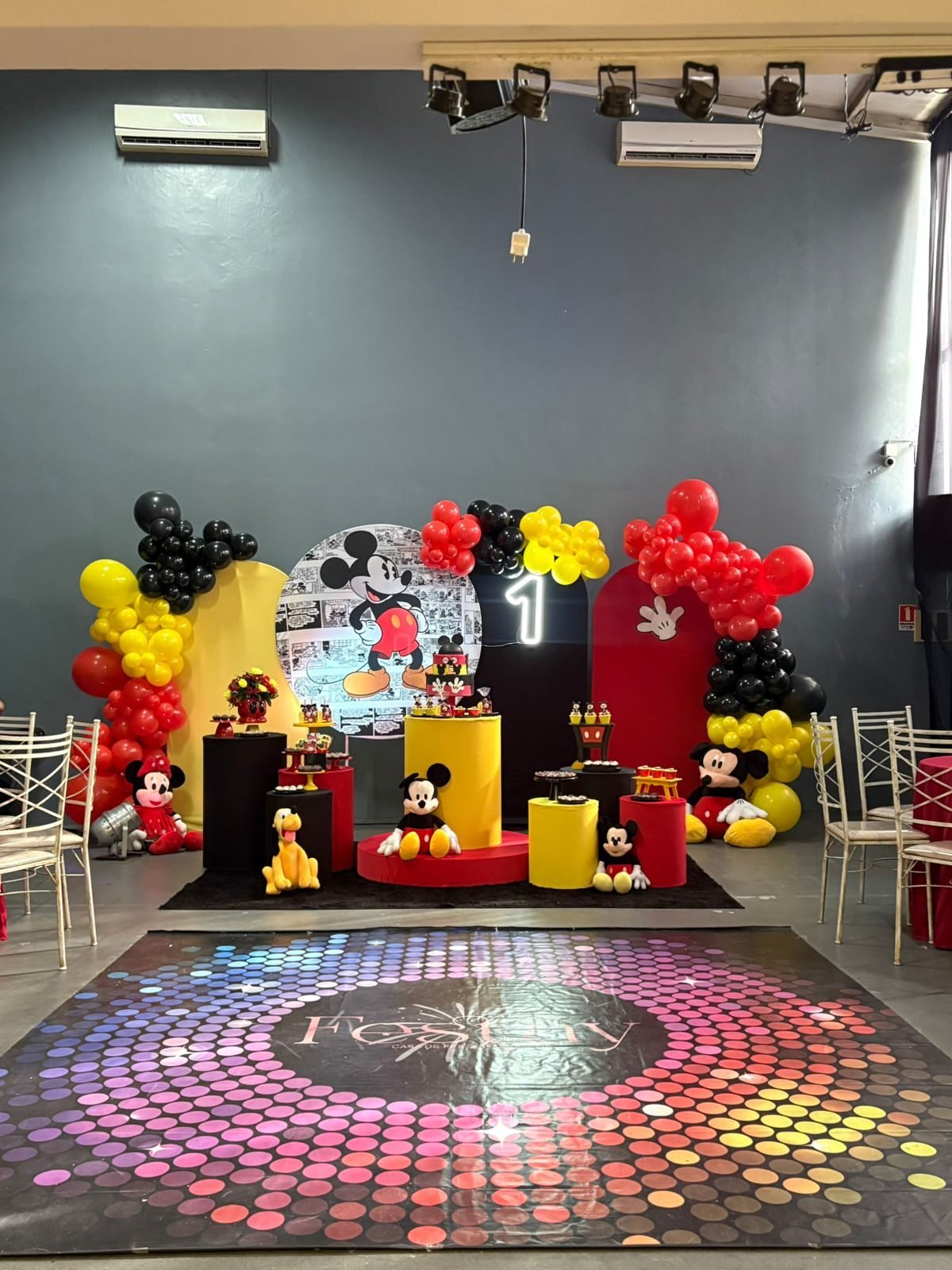 Cenário de festa infantil temática do Mickey montado na FesThay com balões e pista de dança