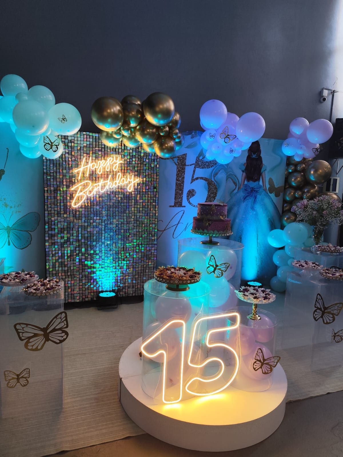 Decoração de festa de 15 anos em tons de azul na FesThay
