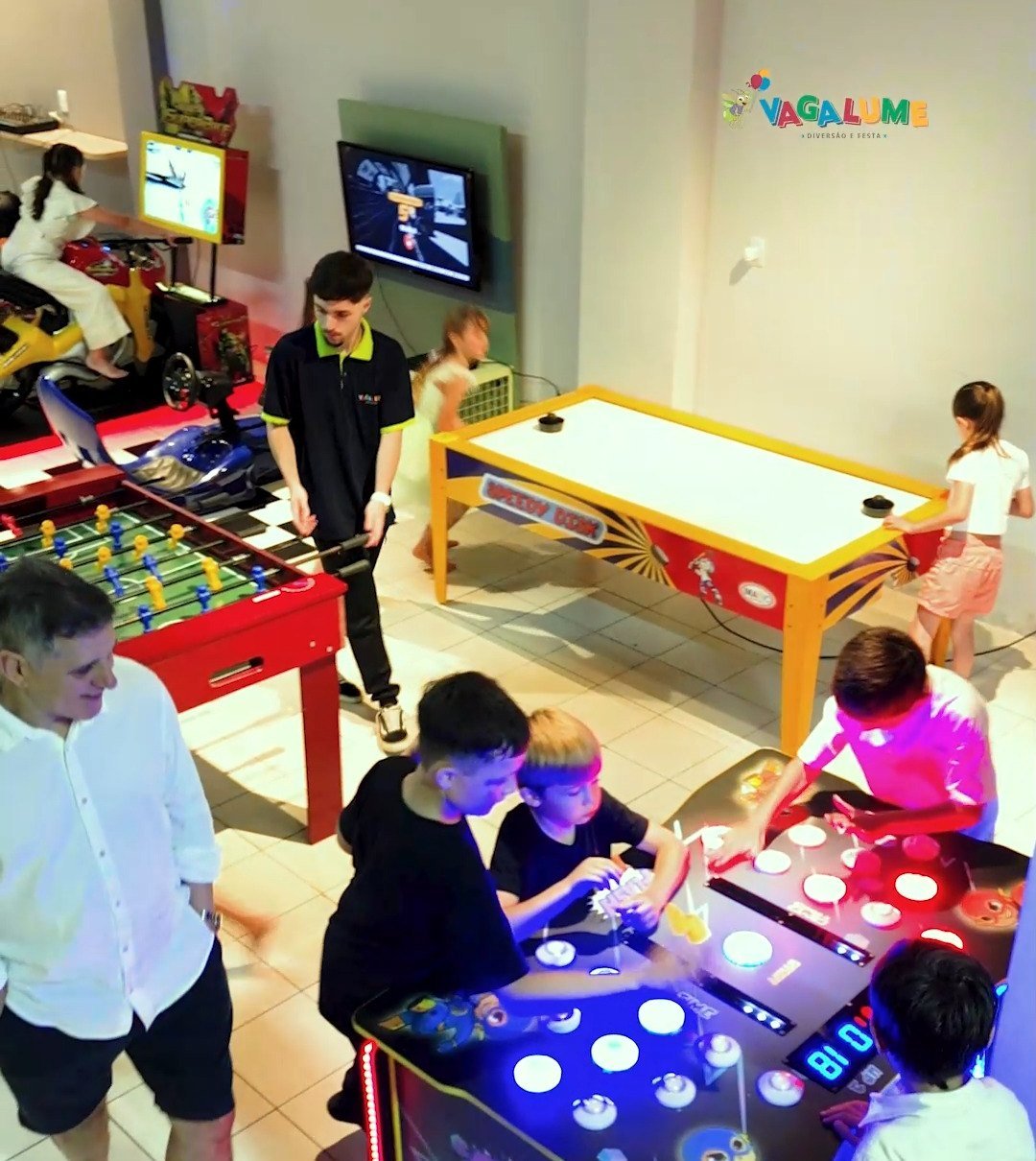 Área de jogos com arcade, air hockey e pebolim na Vagalume