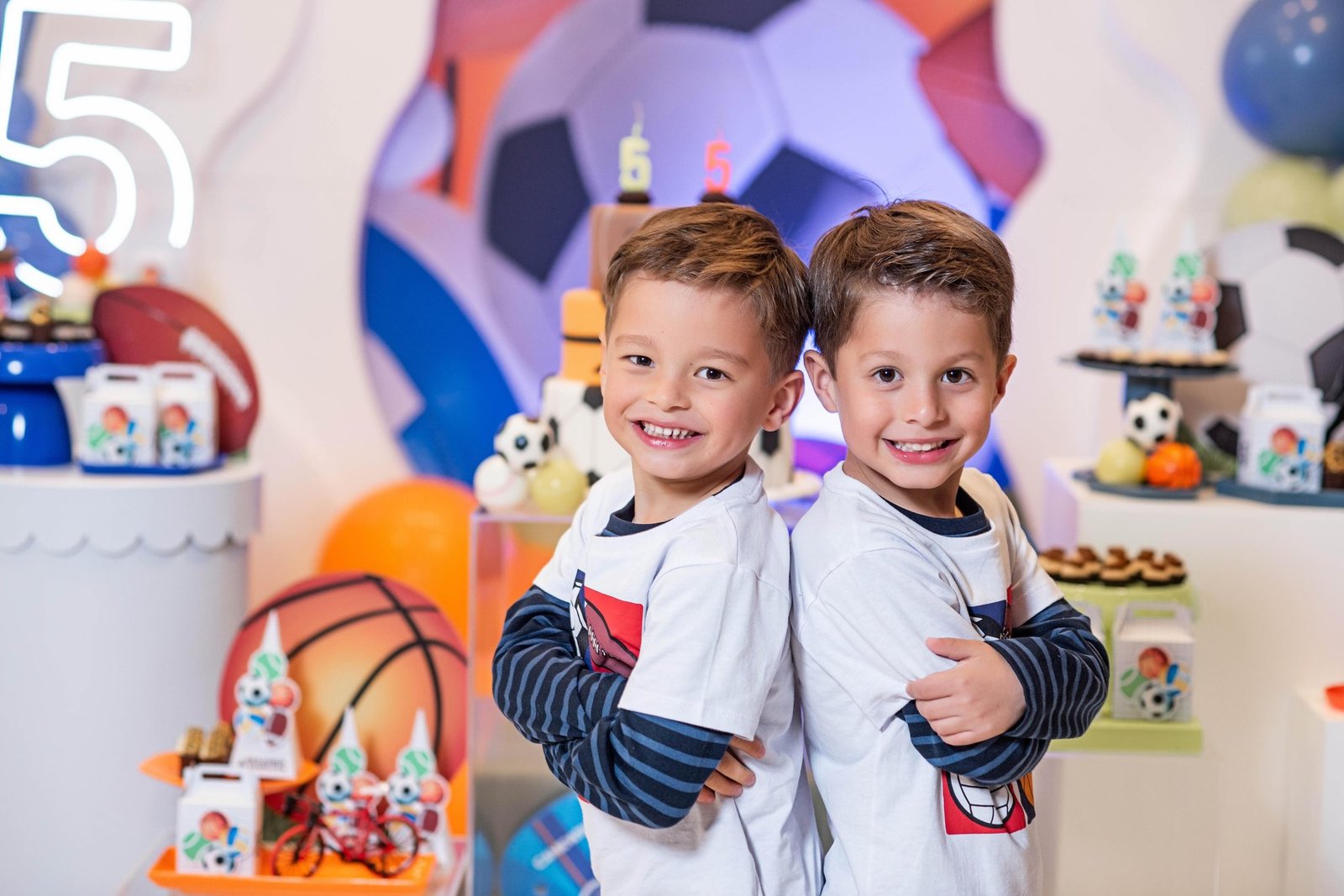 Duas crianças comemorando na festa de aniversário montada na Vagalume