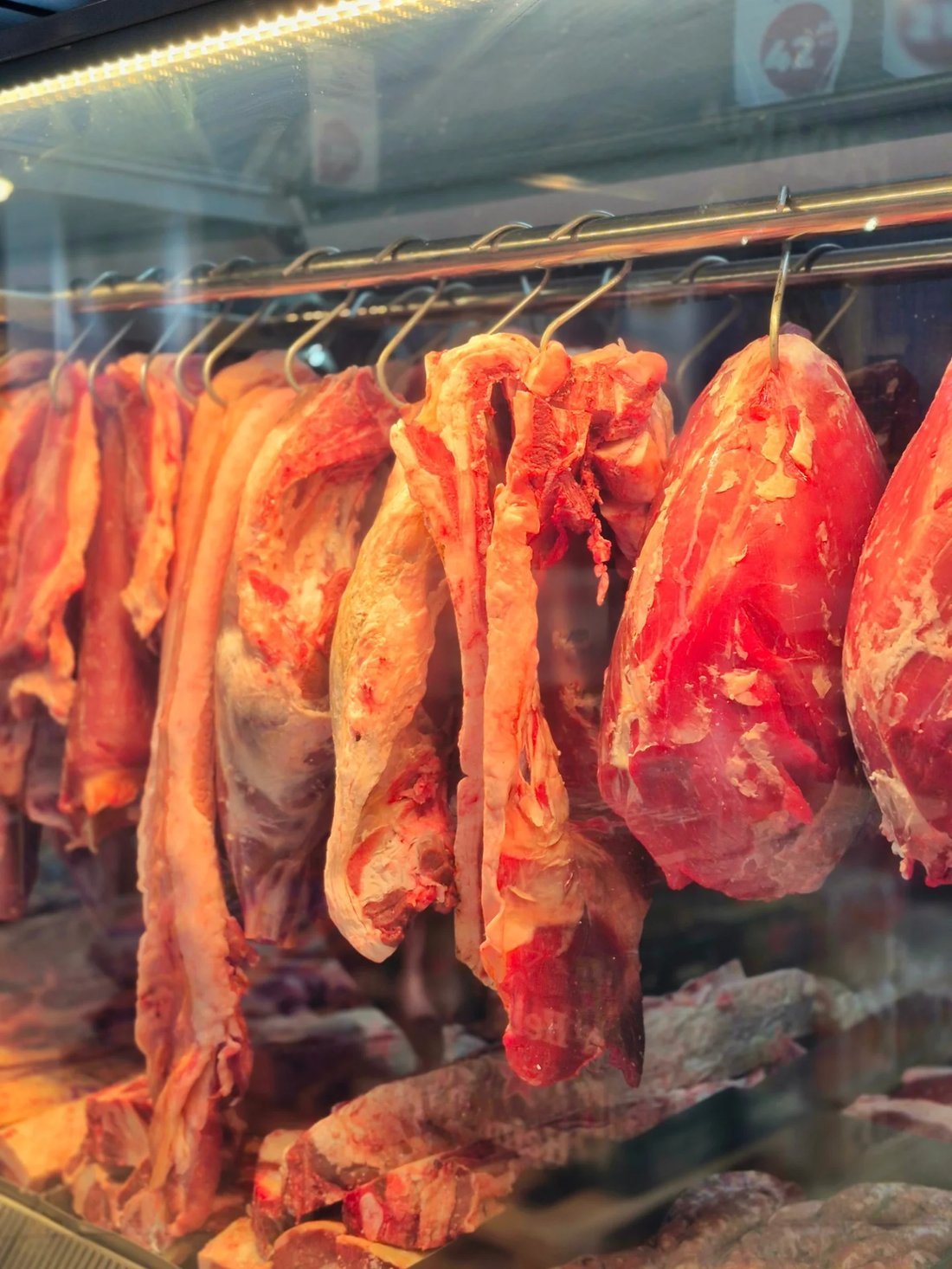 Cortes de carne maturando na câmara do Armazém Carlinhos