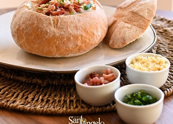 Sopa no pão servida na Padaria Santo Ângelo