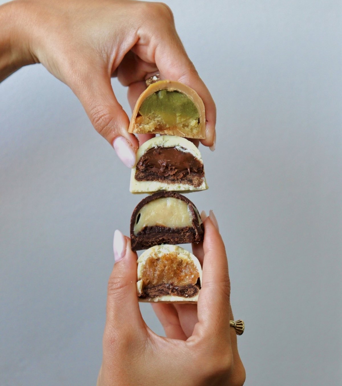 Bombons de brownie da Ammo Brownie cortados ao meio, mostrando os recheios