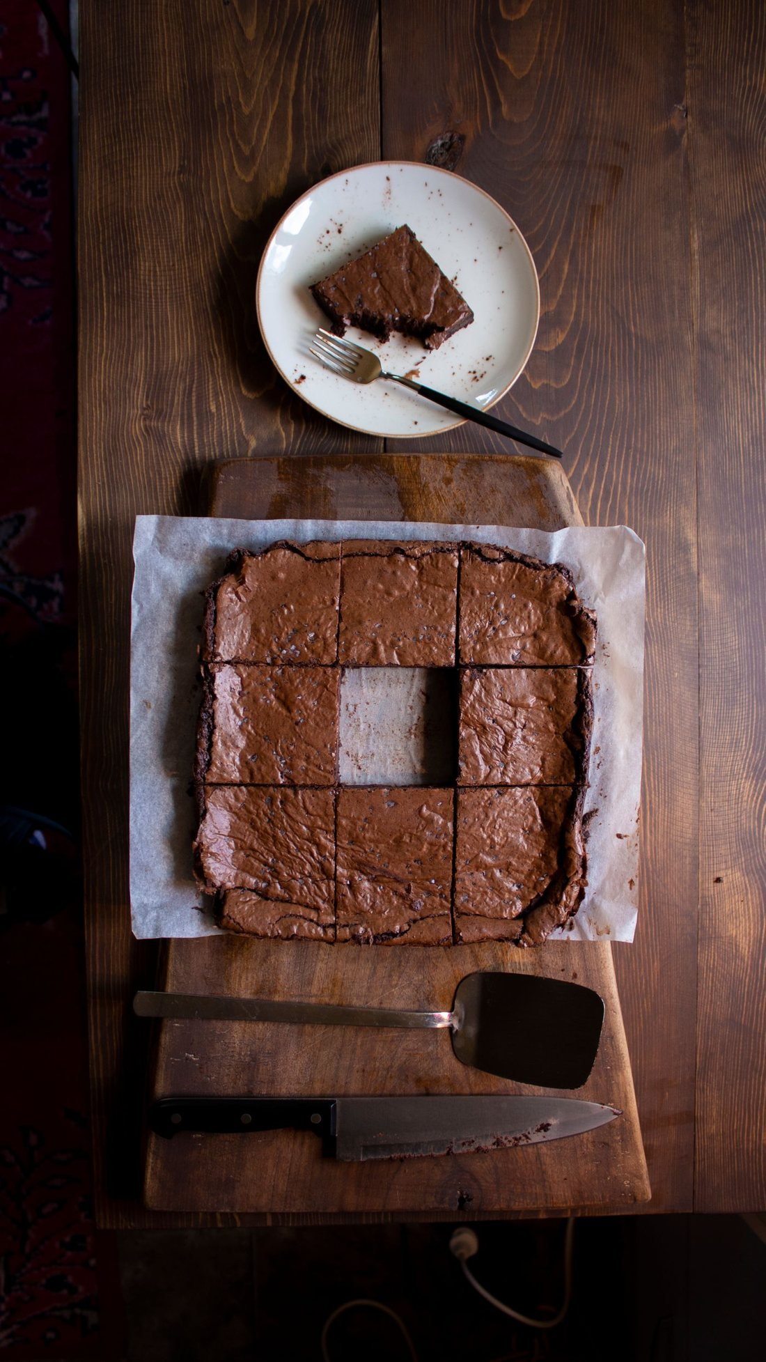 Tabuleiro de brownies cortado em porções