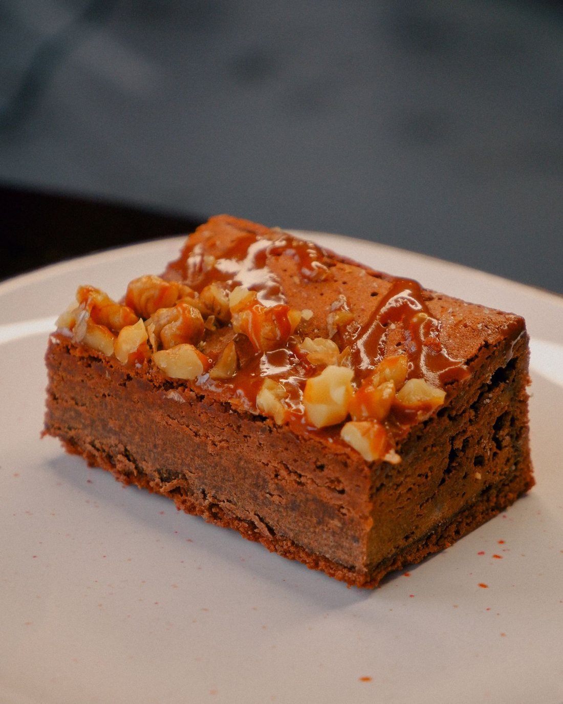 Brownie com cobertura e castanhas