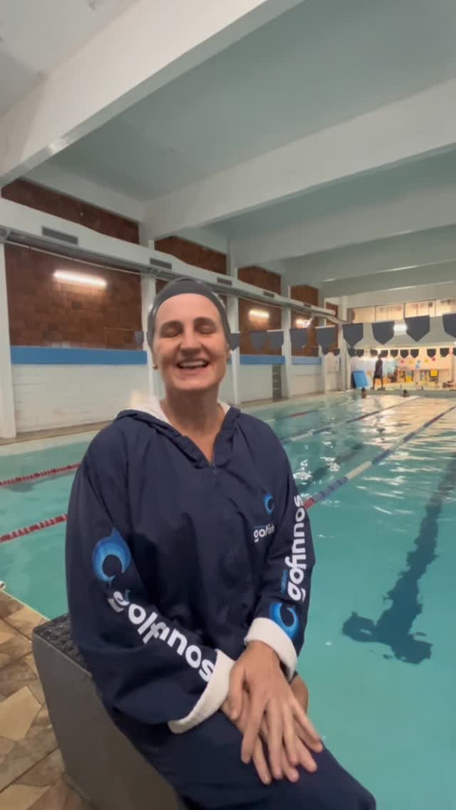 Professor da Academia Golfinhos na beira da piscina