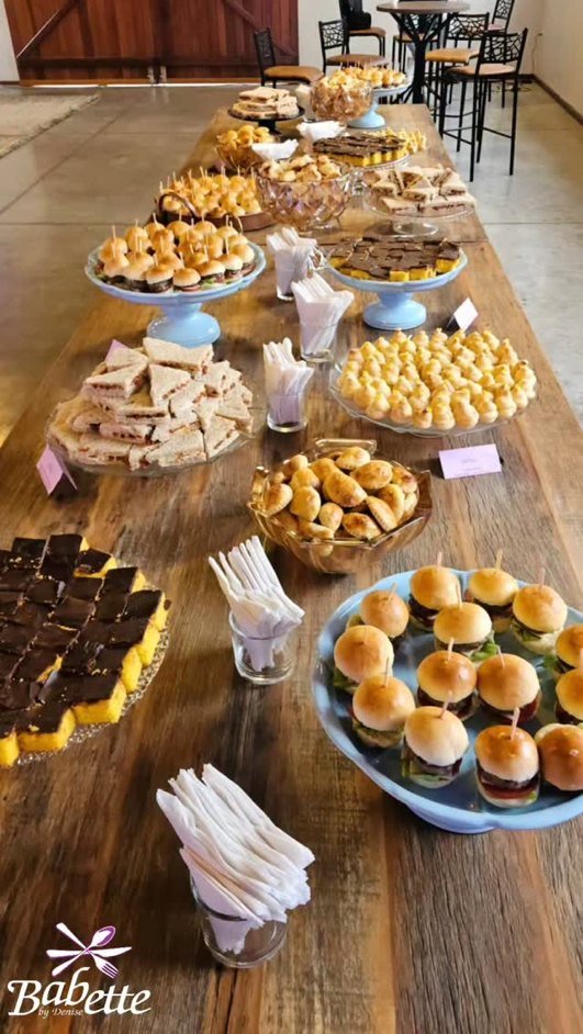 Mesa de doces e salgados montada pela Babette