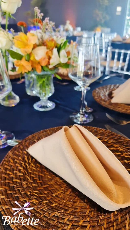 Mesa posta com louça, taças e guardanapos
