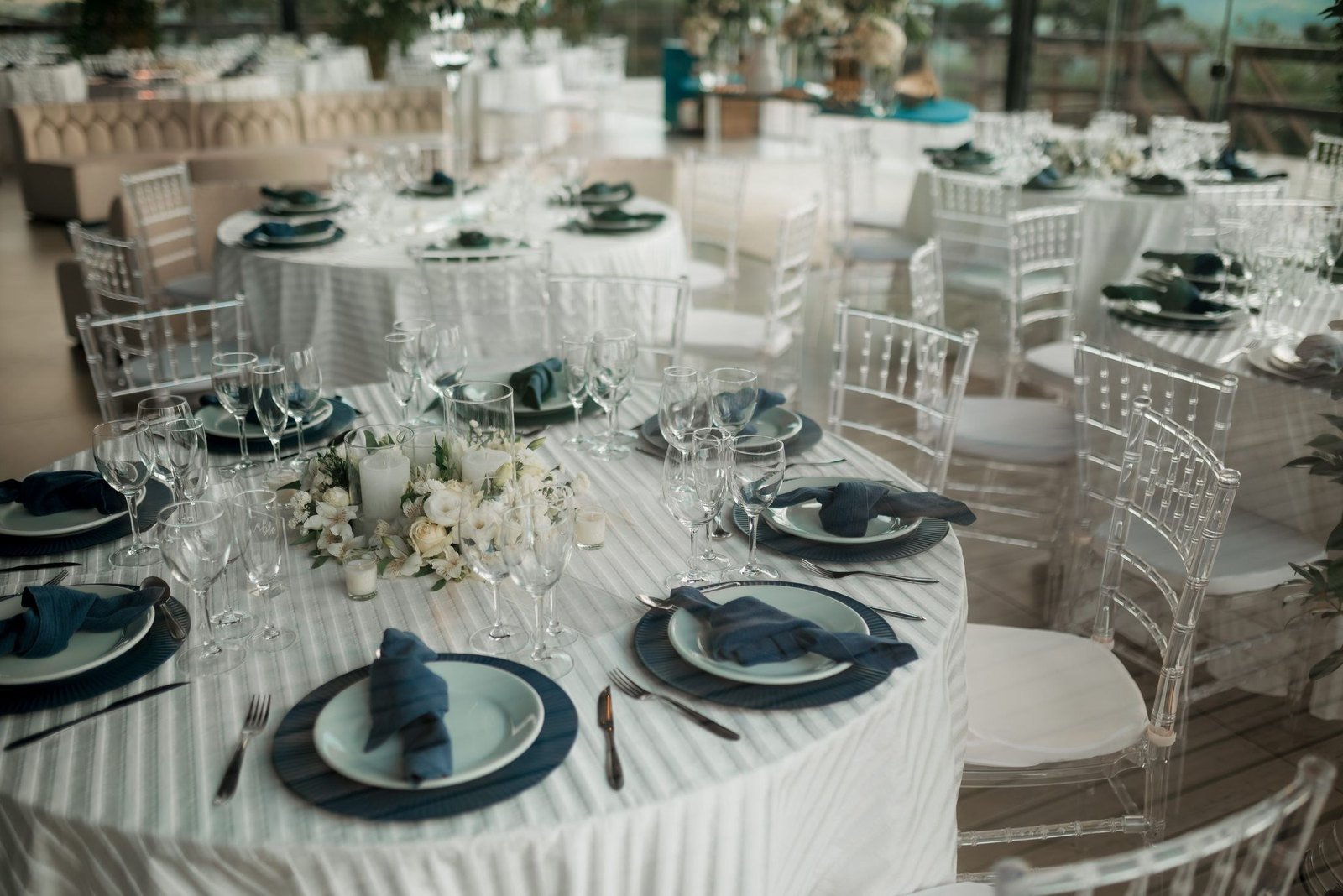 Salão de eventos com mesas montadas