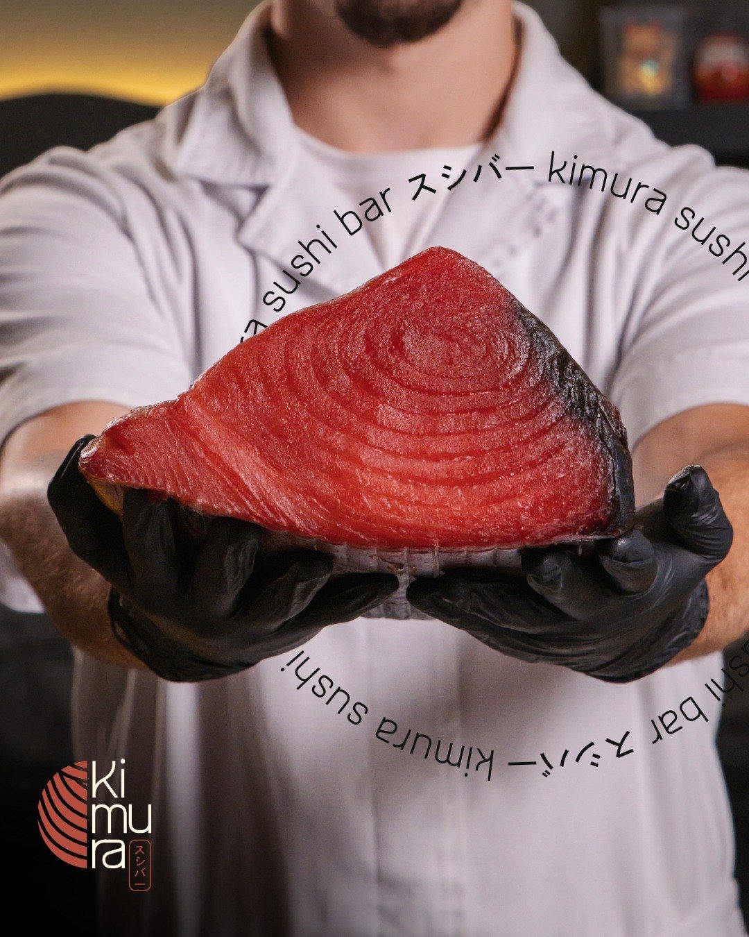 Chef do Kimura segurando um lombo inteiro de atum