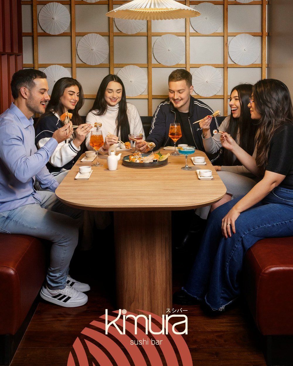Mesa de amigos jantando no Kimura Sushi Bar