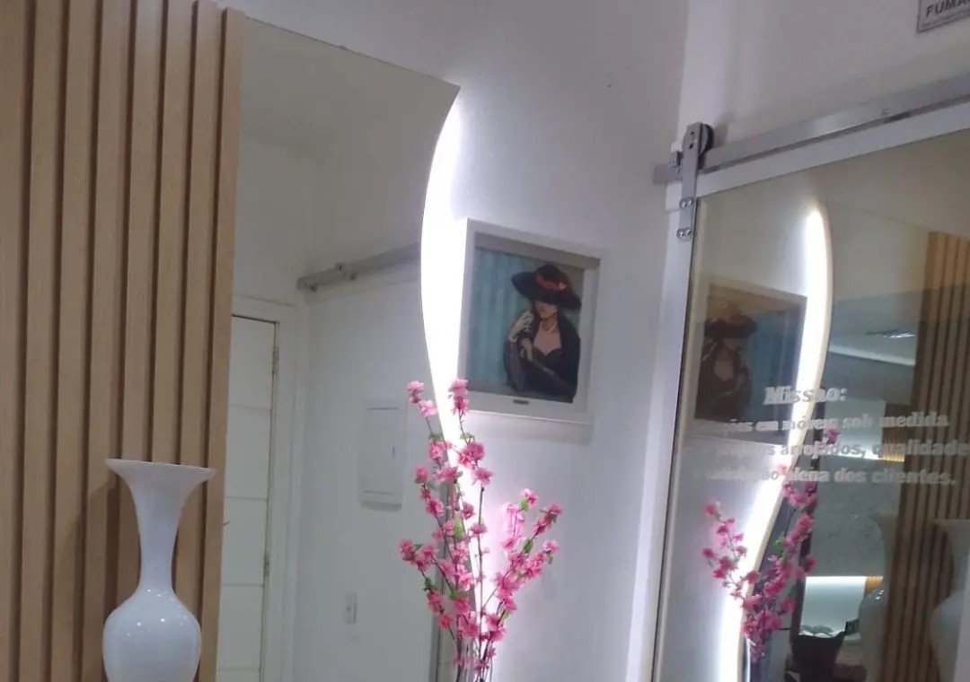Hall de entrada com painel ripado de madeira e espelho iluminado