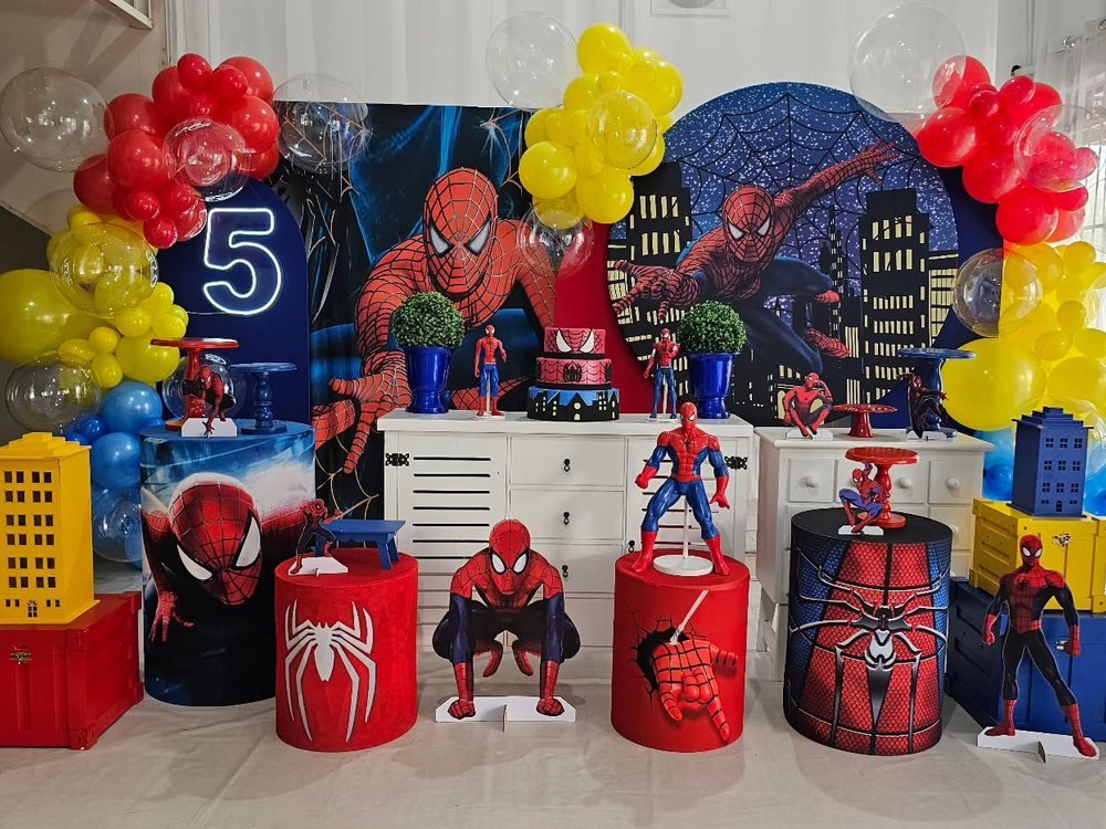 Decoração de festa tema Homem-Aranha com balões vermelhos e azuis