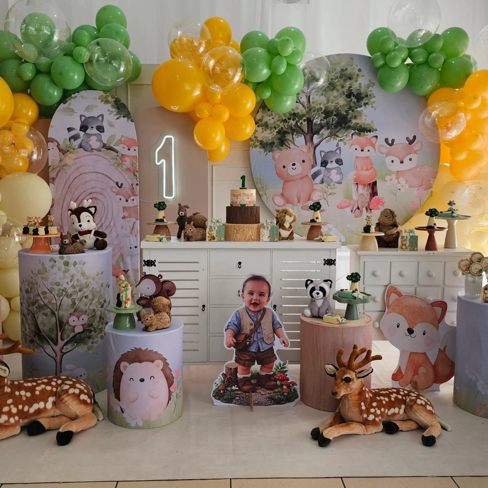 Decoração de festa tema bosque com raposinha e balões em tons terrosos