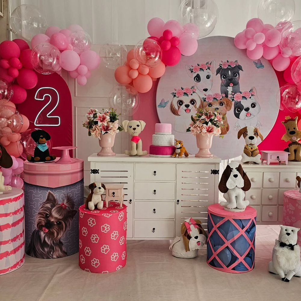 Decoração de festa tema cachorrinhos com balões rosa e pelúcias