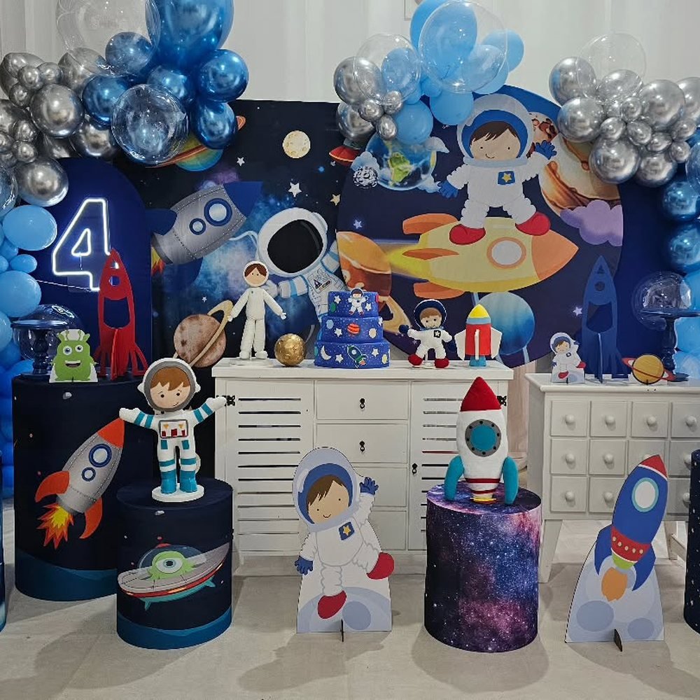 Decoração de festa tema espaço e astronauta com balões azuis