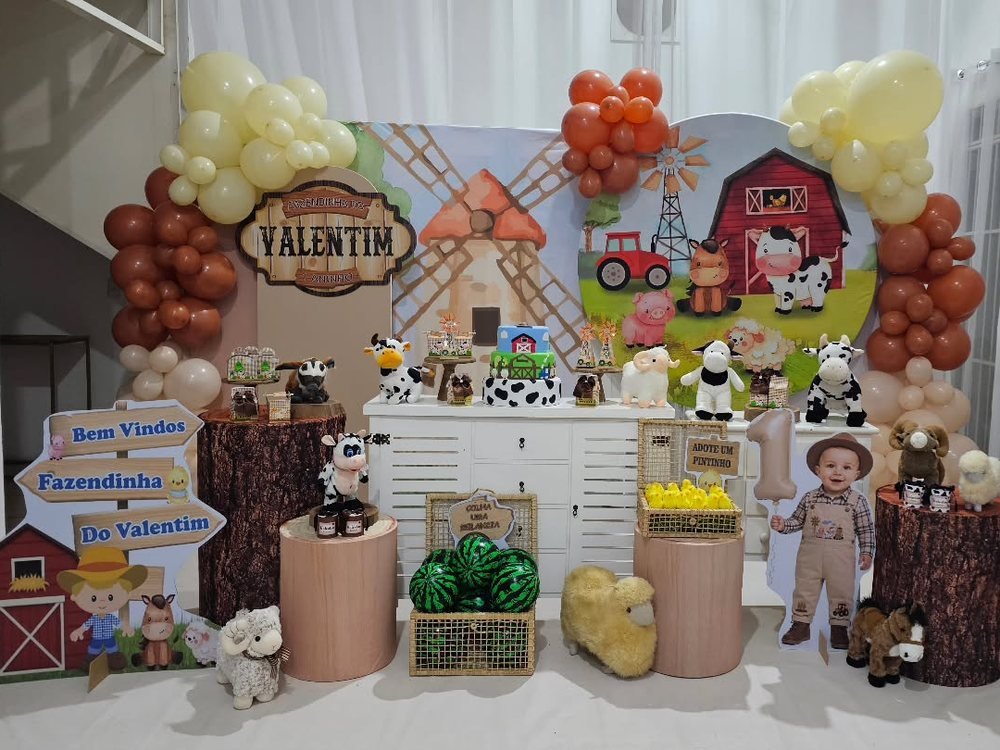 Decoração de festa tema fazendinha com celeiro, trator e bichos