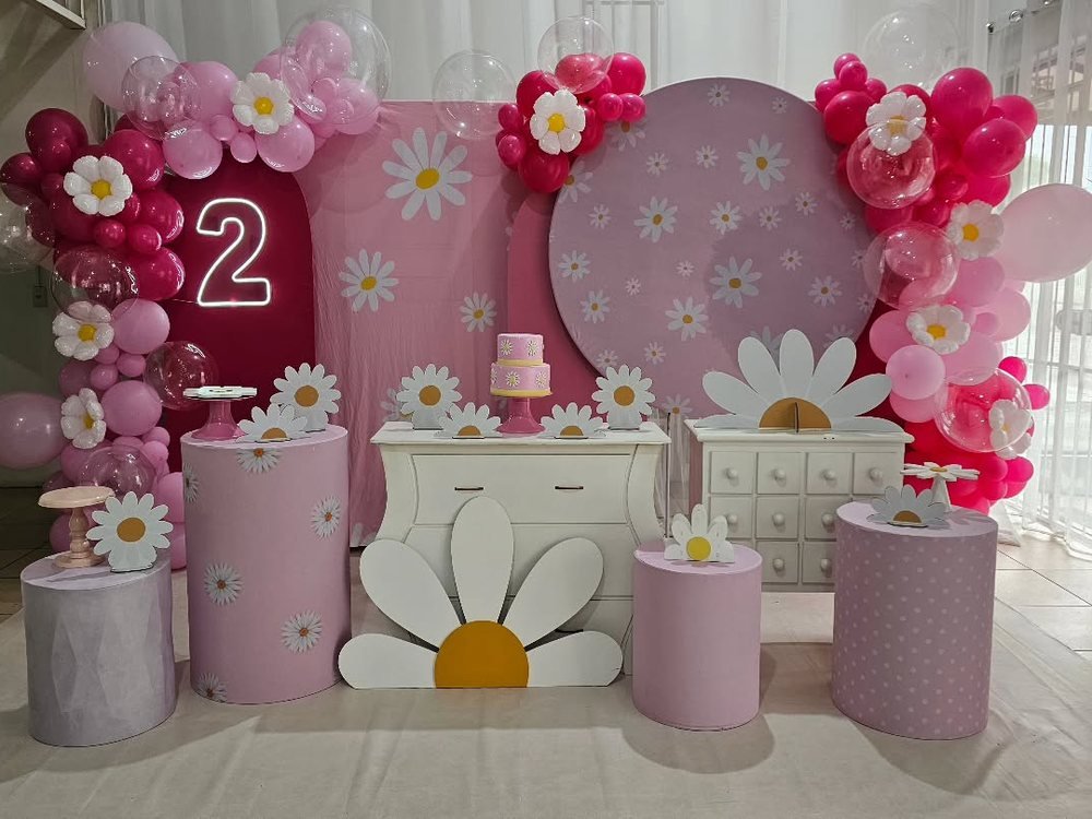 Decoração de festa tema margaridas com balões rosa e pink