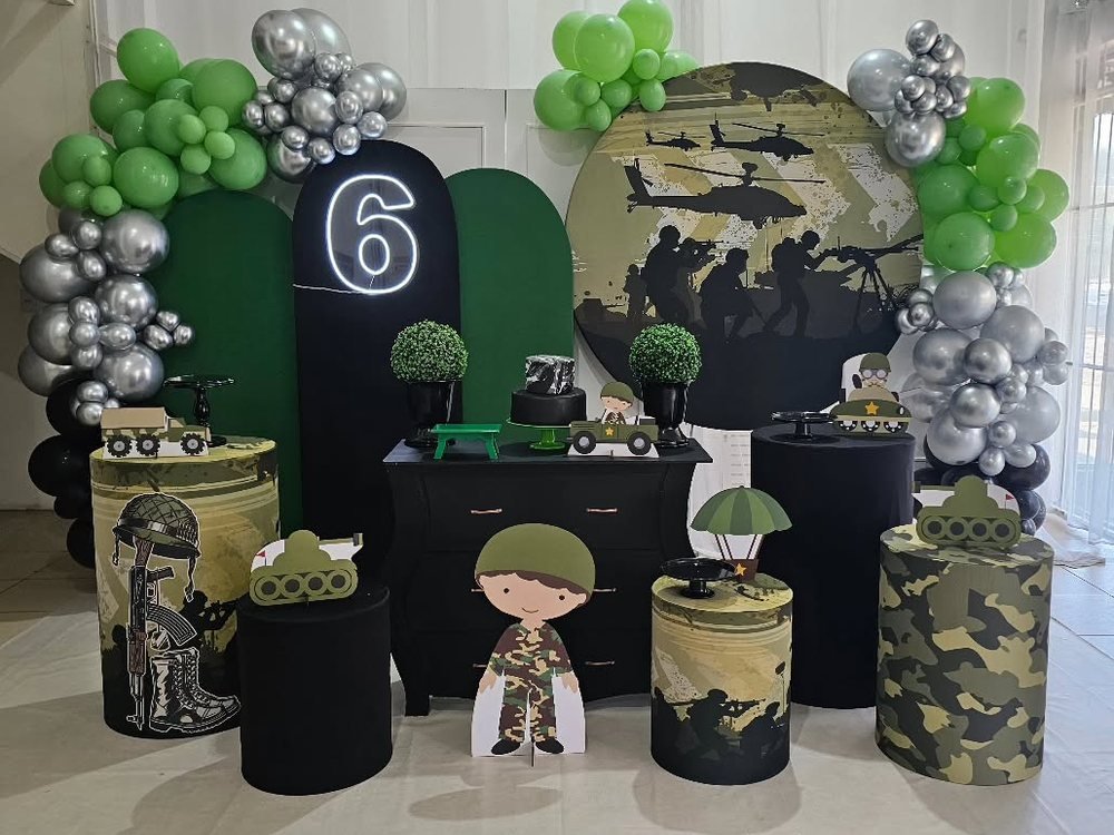 Decoração de festa tema militar com balões camuflados e prateados