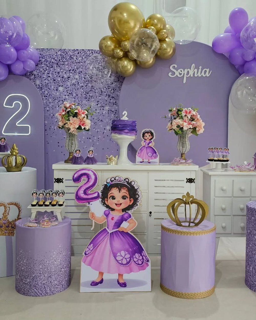 Decoração de festa tema princesa com balões roxos e dourados