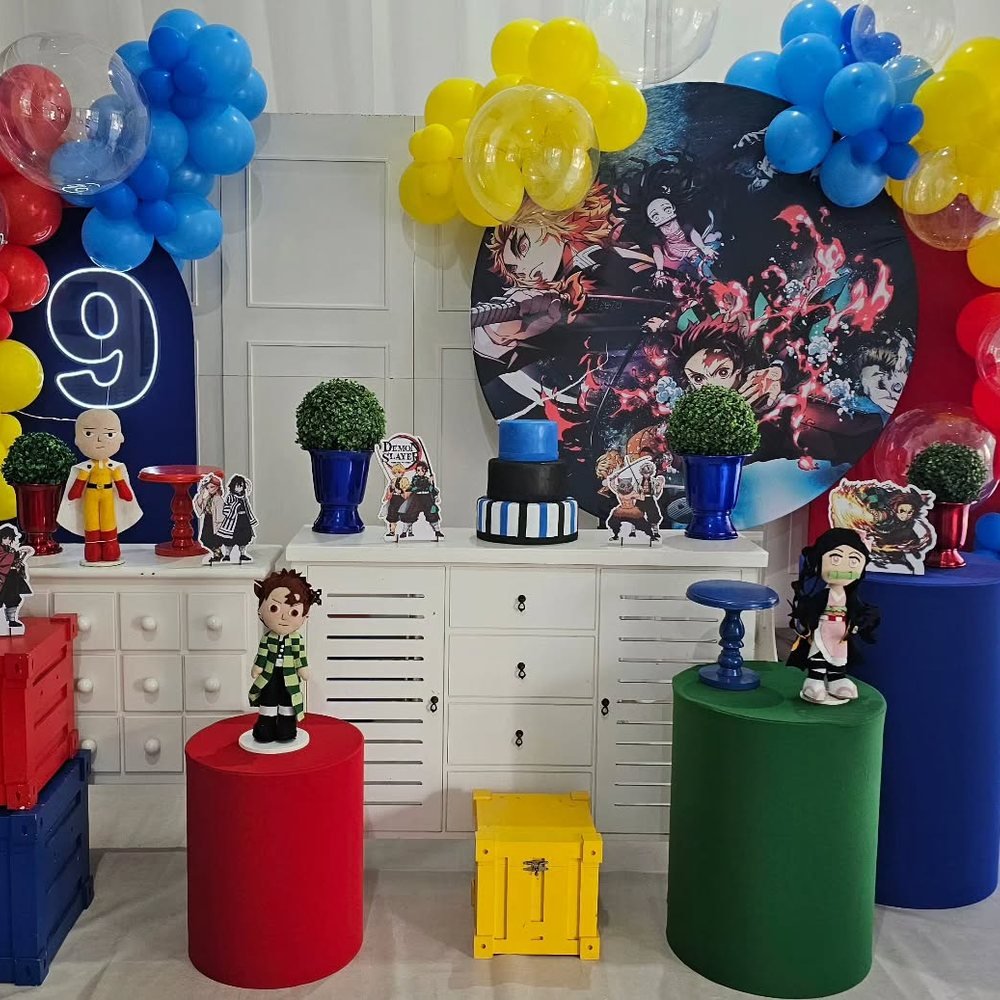 Decoração de festa tema Detona Ralph com balões coloridos