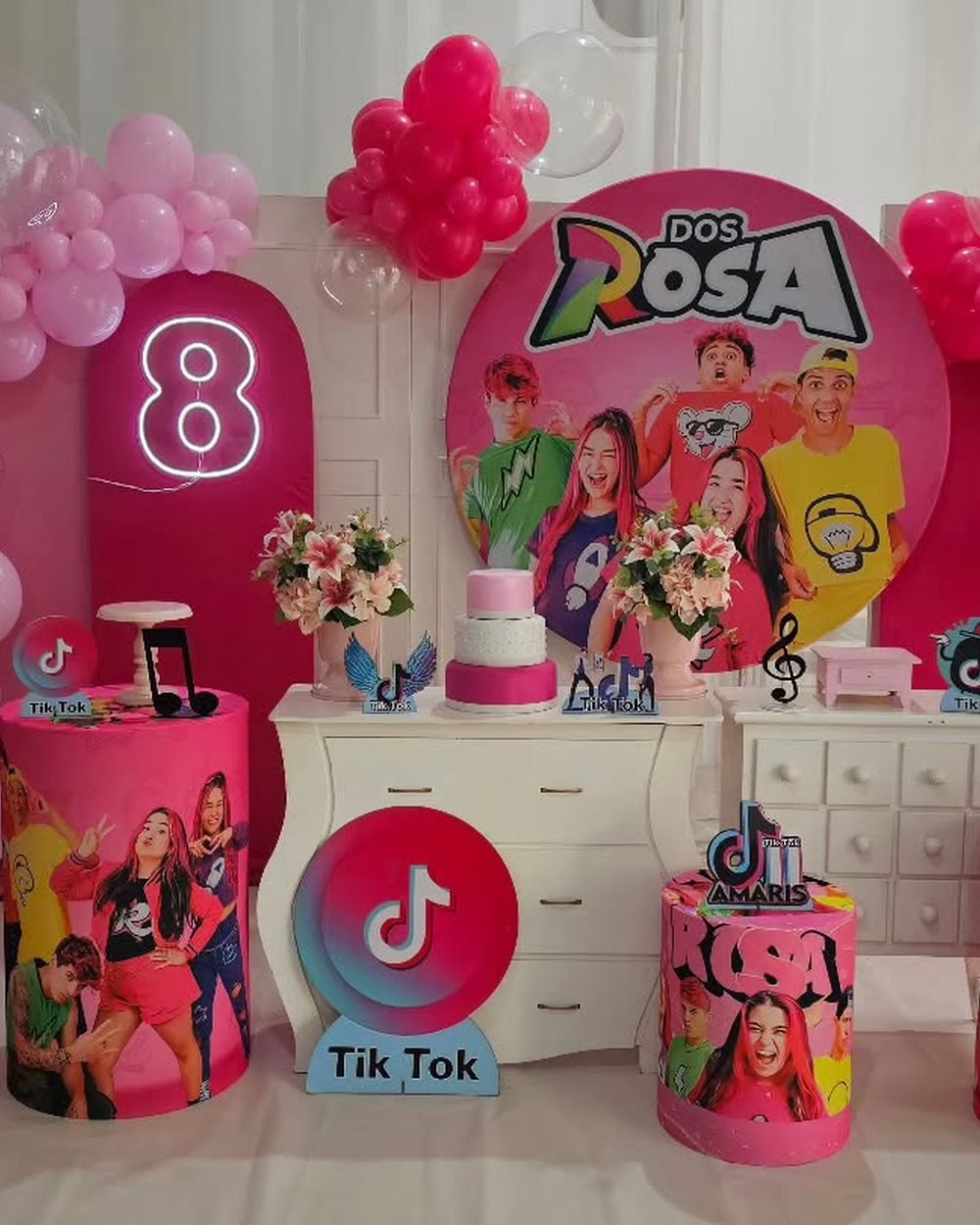 Decoração de festa em tons de rosa e pink com painel de redes sociais