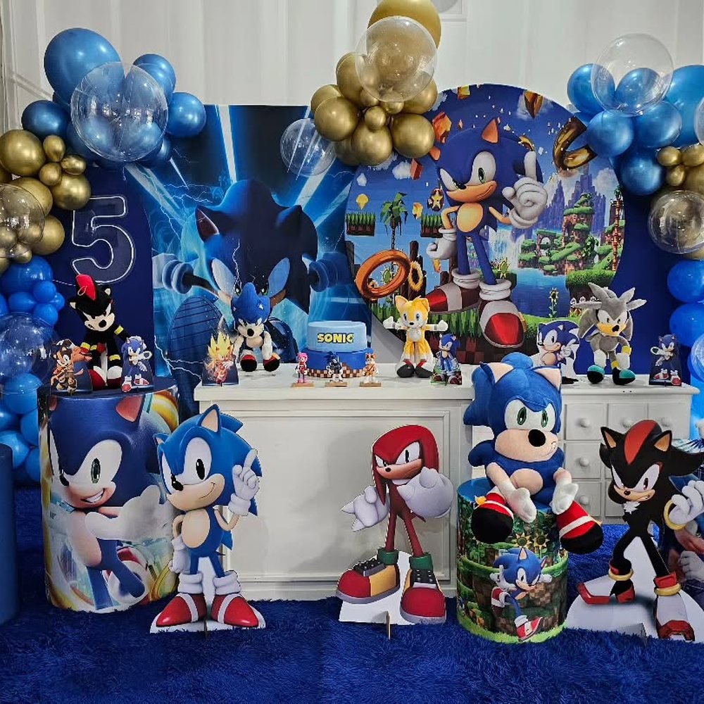 Decoração de festa tema Sonic com balões azuis e dourados