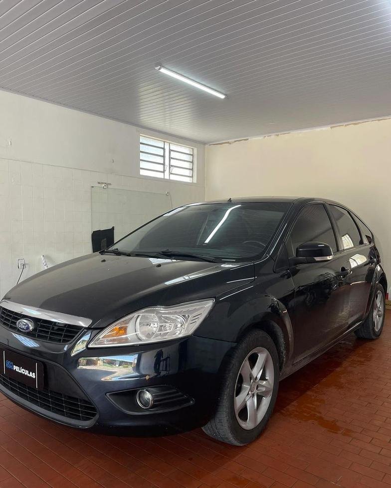 Sedã preto dentro do box