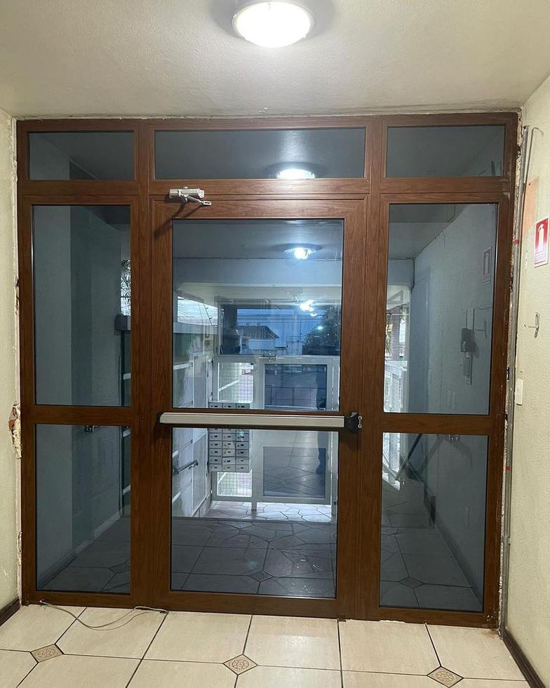 Porta de vidro de prédio com película aplicada