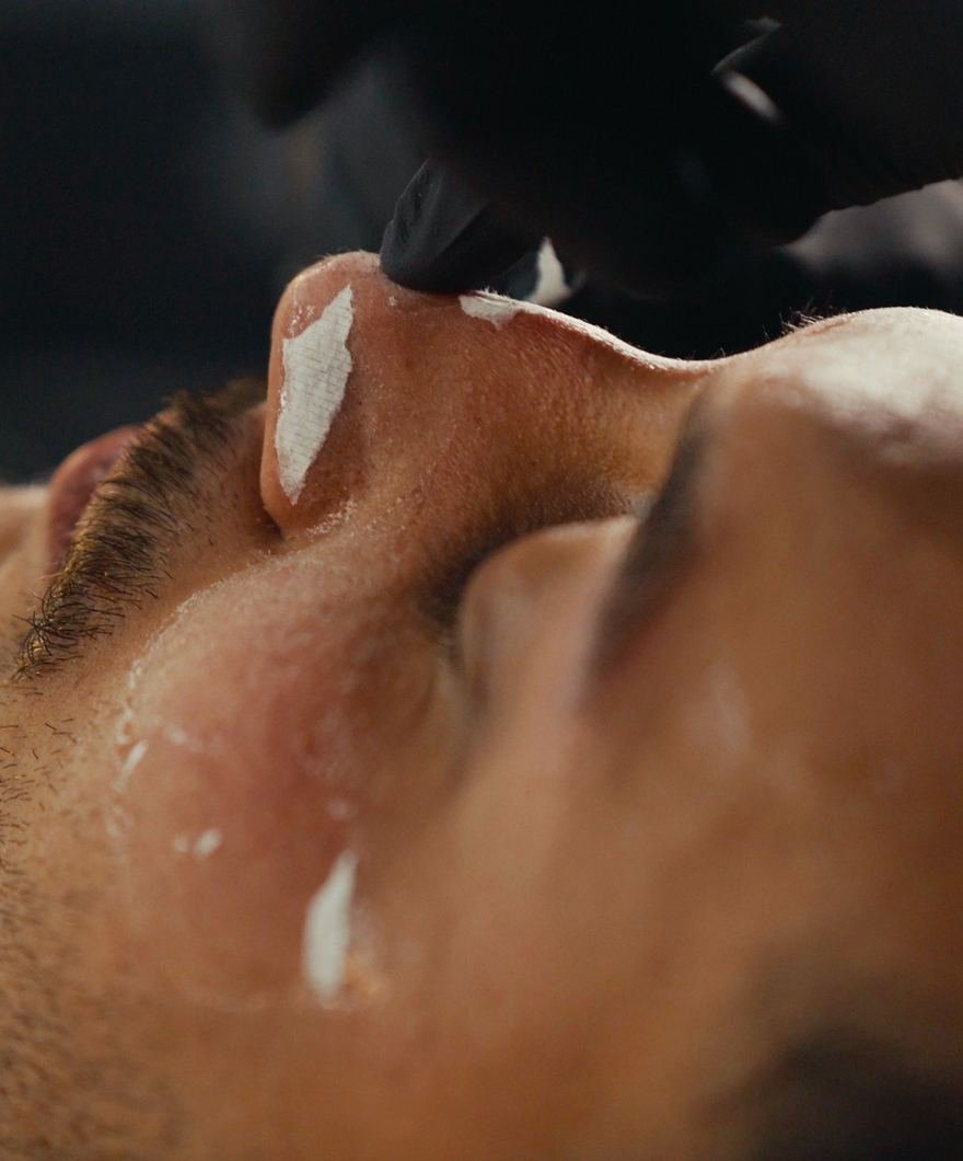Acabamento de barba em atendimento na Meduzza