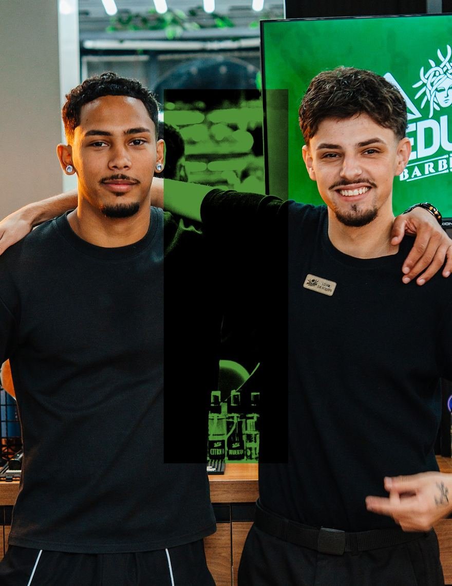 Dois barbeiros da equipe Meduzza