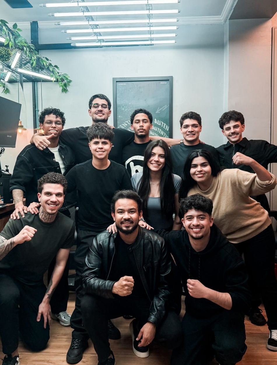 Equipe da Meduzza Barbearia reunida na loja