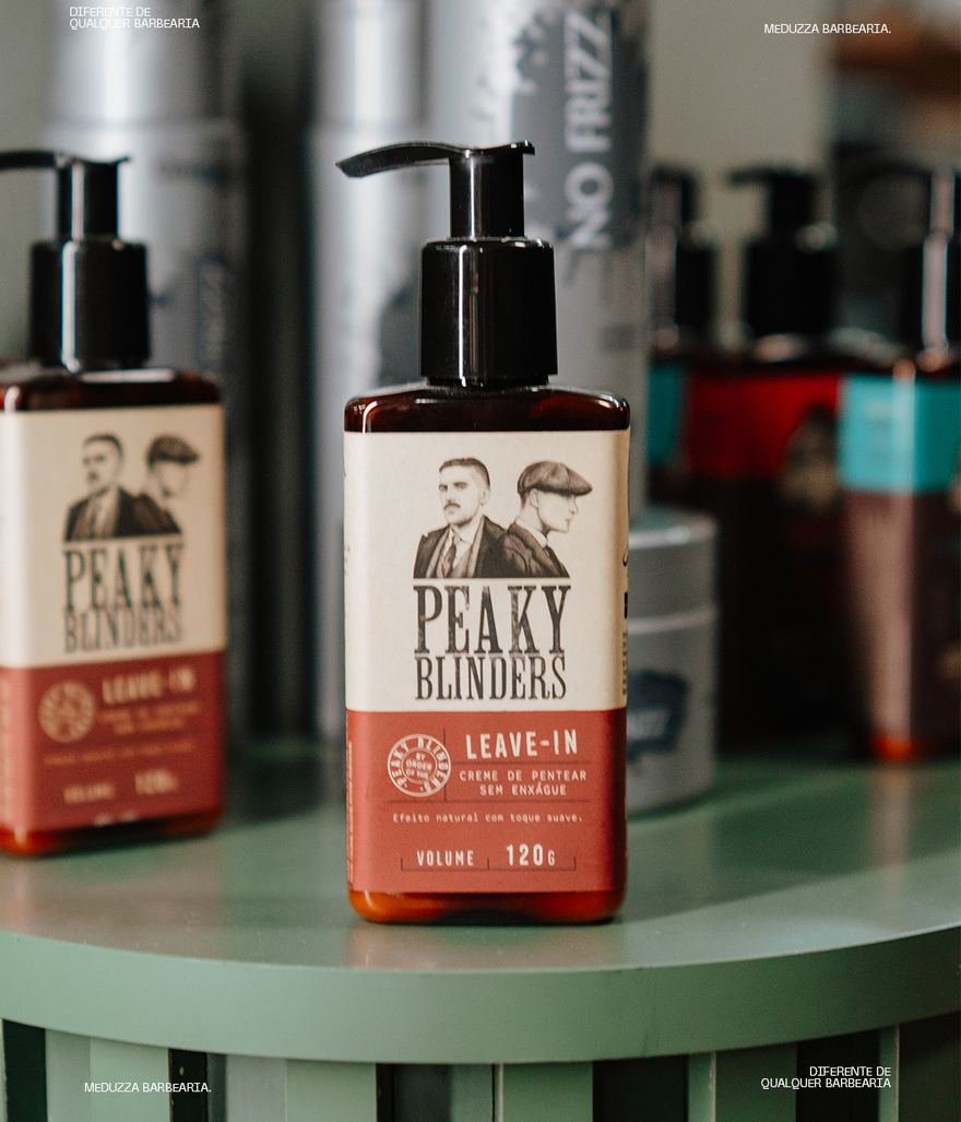 Produtos de cuidado masculino vendidos na barbearia