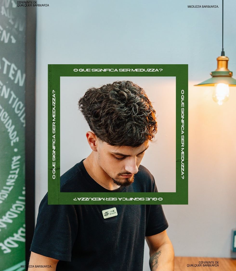 Cliente de cabelo cacheado atendido na Meduzza Barbearia