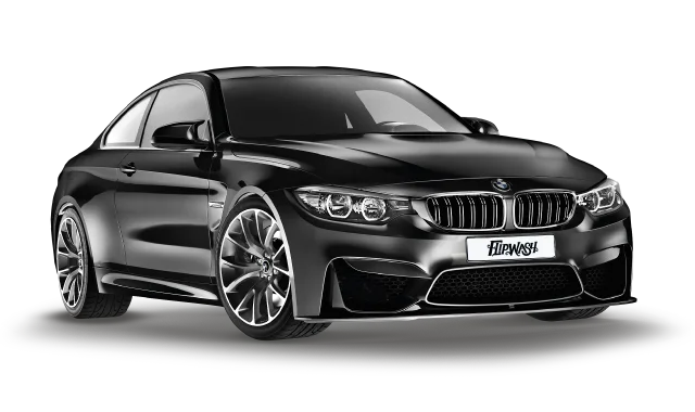 Carro preto detalhado pela FlipWash, com placa da marca.