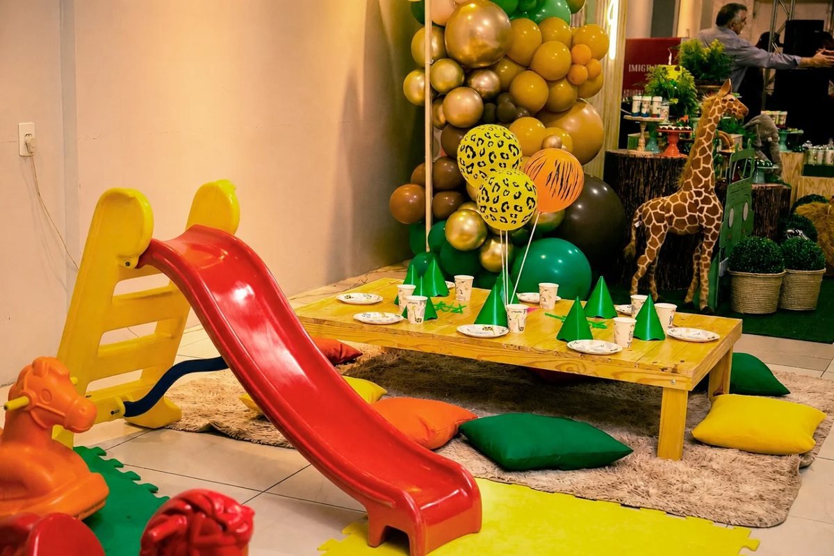 Mesa de festa infantil com tema safári e escorregador montado no espaço para crianças do Espaço 846
