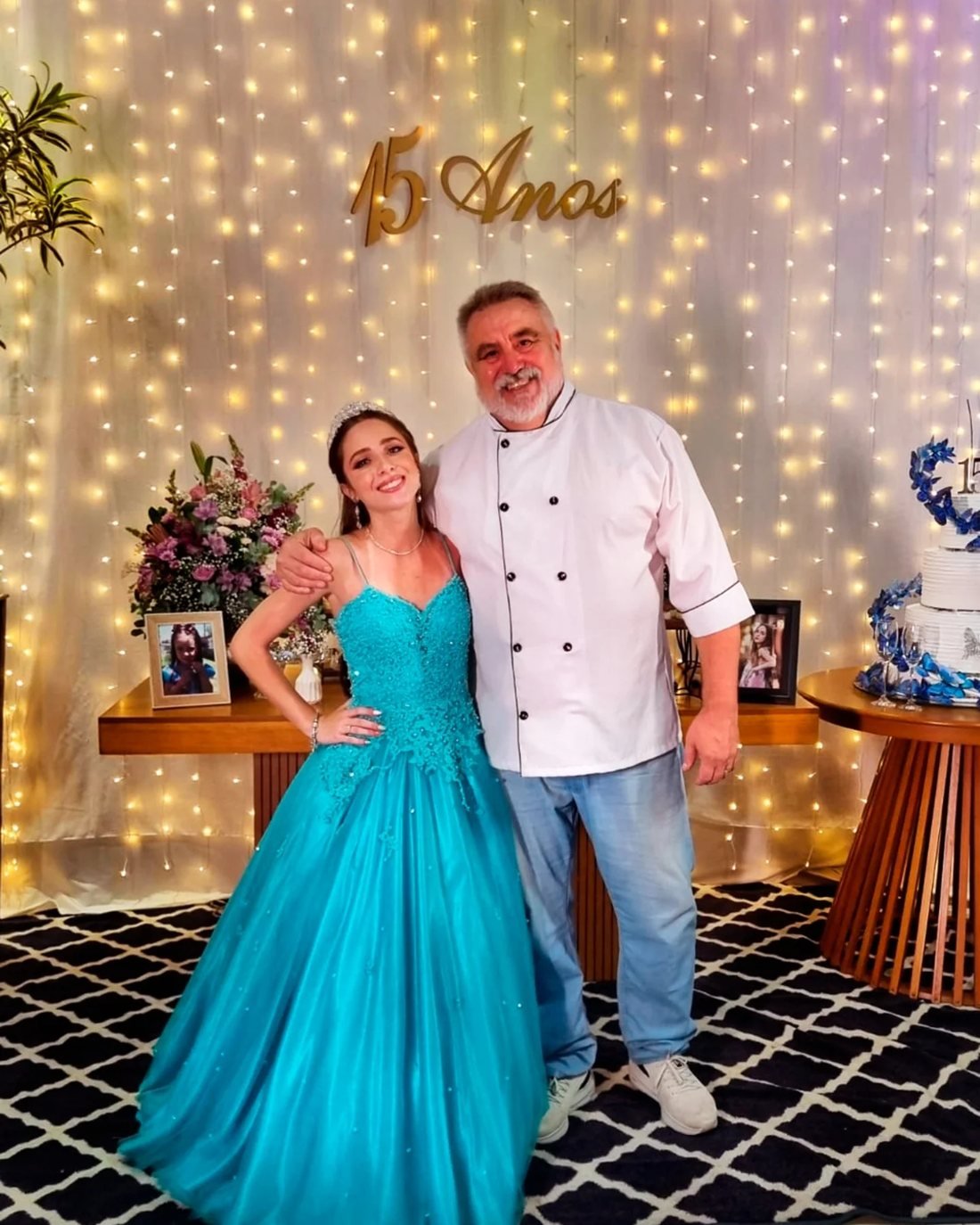Debutante de vestido azul ao lado do anfitrião do Espaço 846