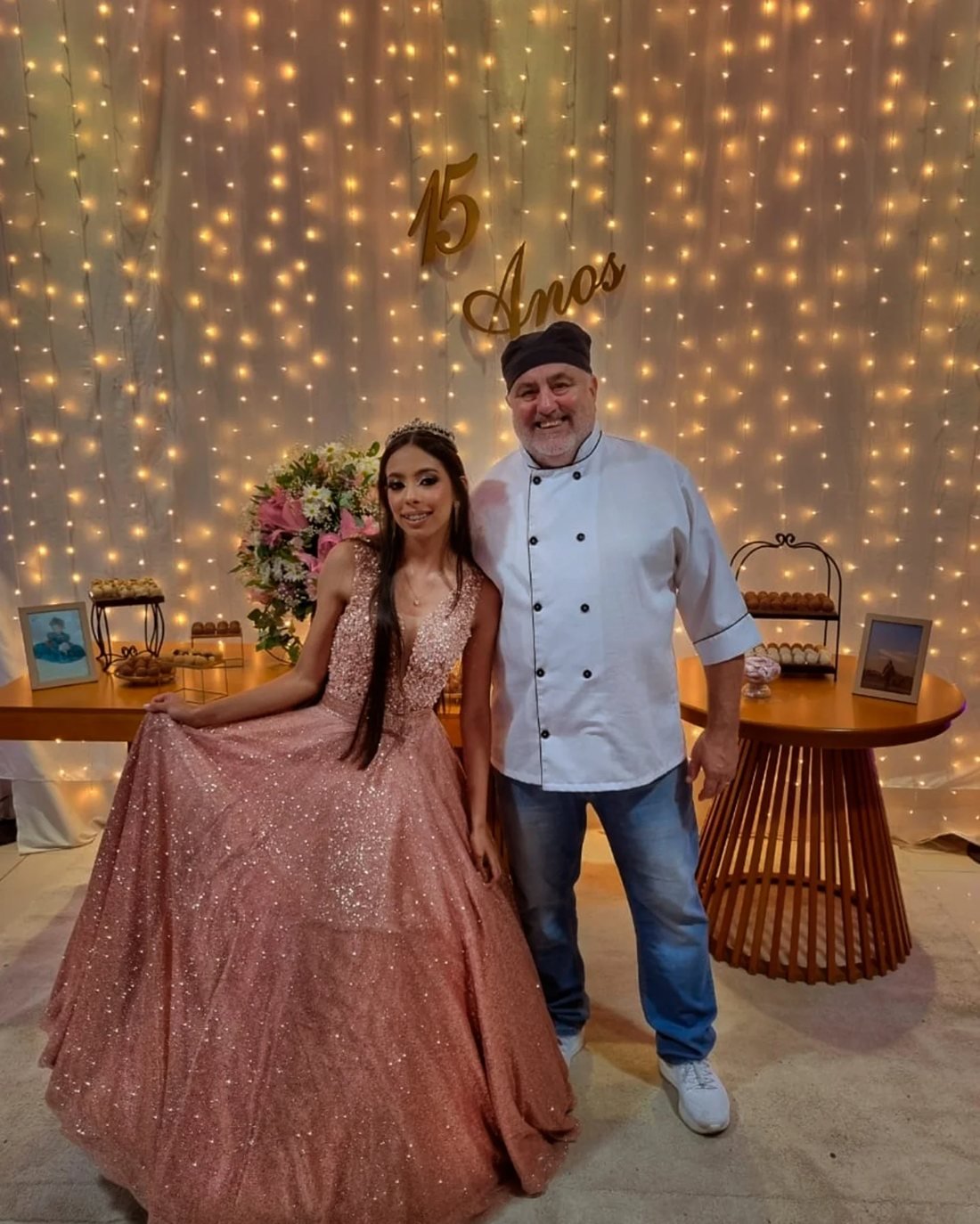 Debutante de vestido rosé ao lado do anfitrião do Espaço 846