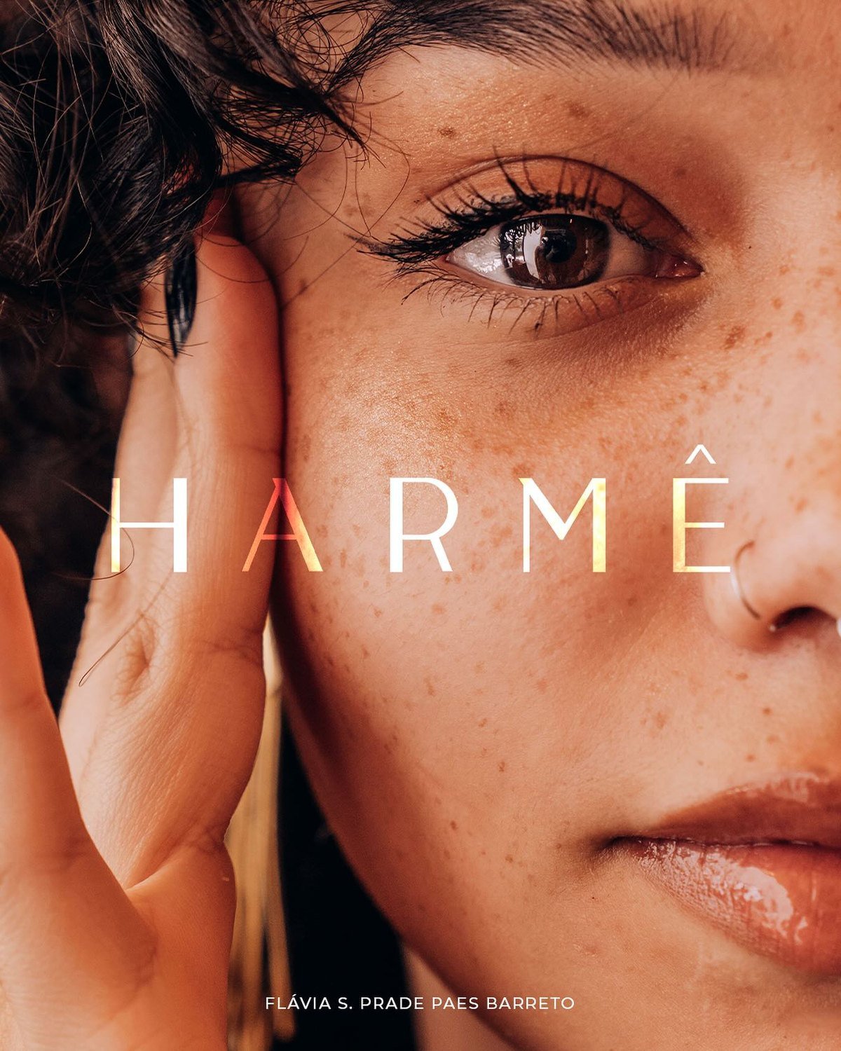 Imagem editorial da Harmê: rosto em detalhe com a assinatura da marca