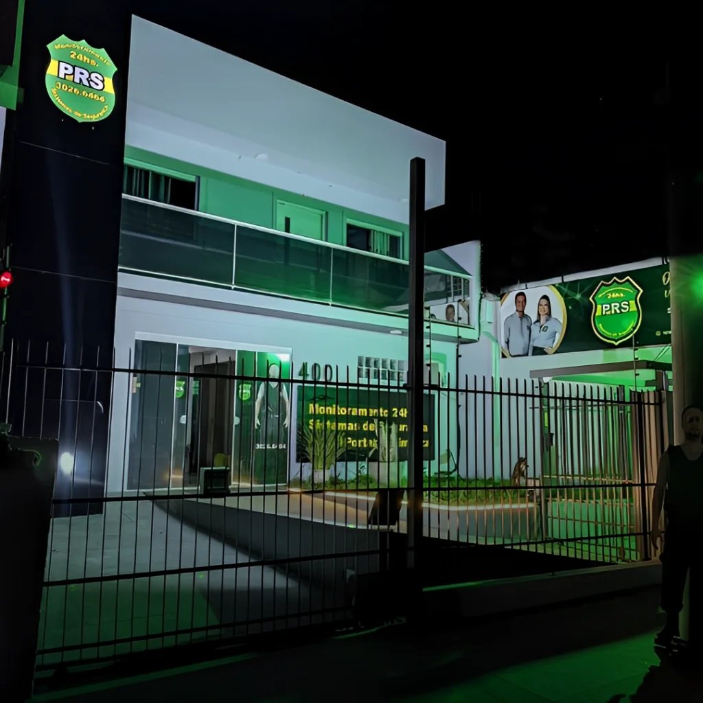 Fachada da sede da PRS Monitoramento iluminada à noite