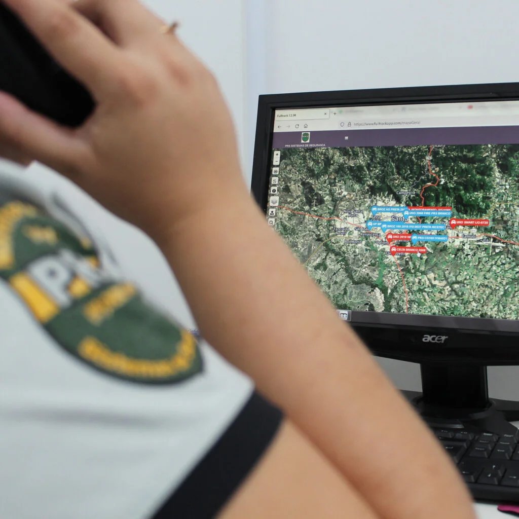 Operadora da PRS acompanhando um mapa de rastreamento na tela