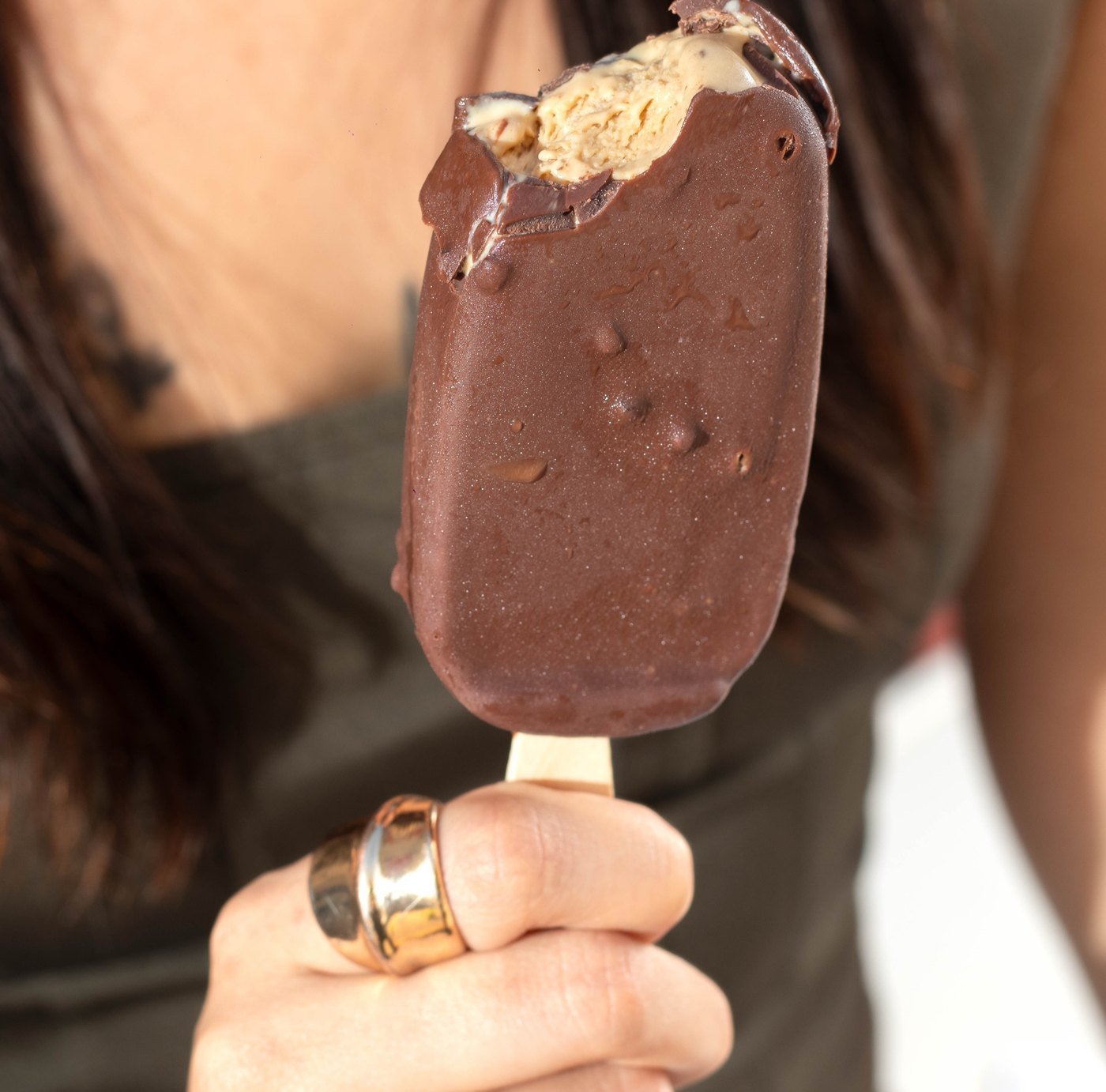 Picolé de maracujá com cobertura de chocolate, mordido